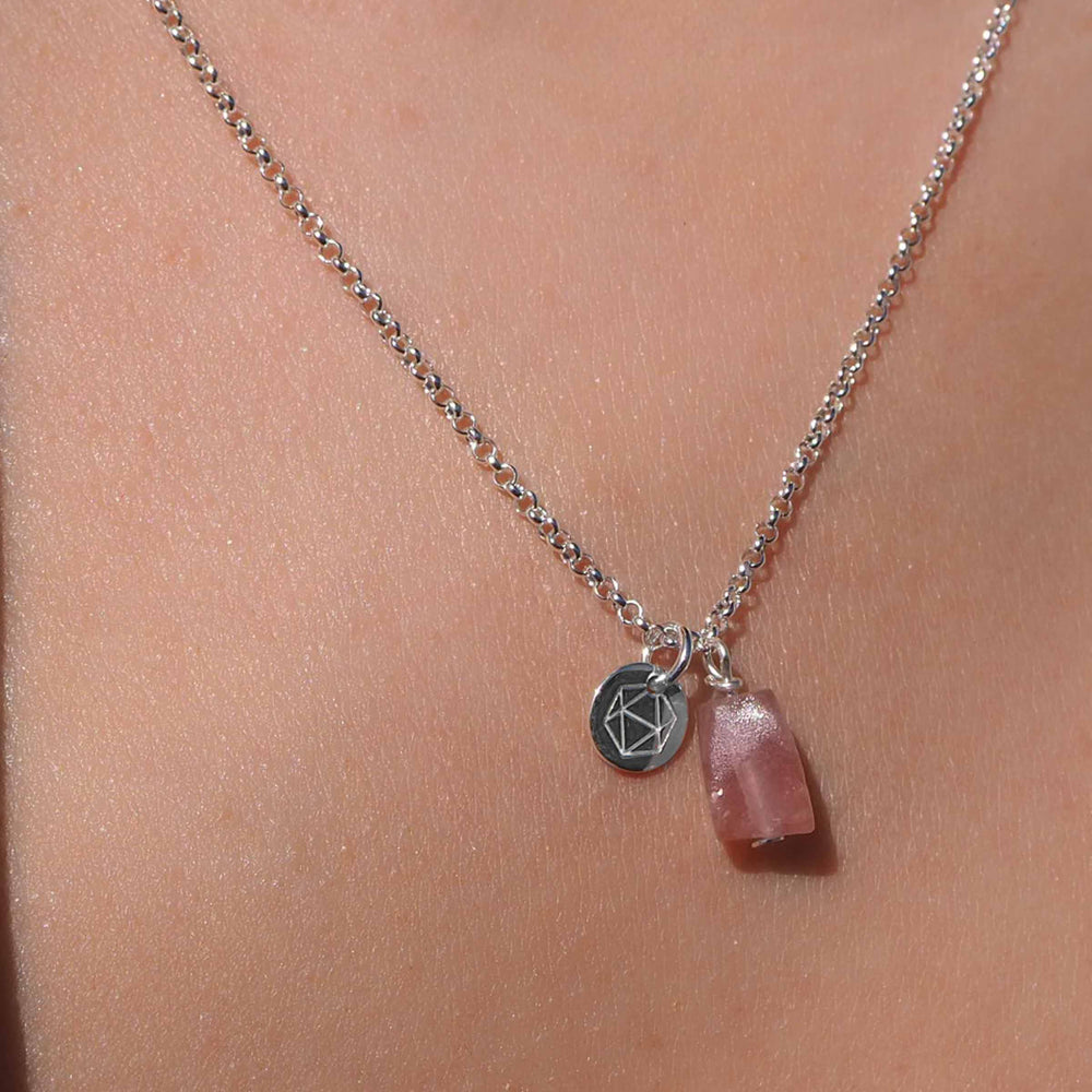 anhänger rosenquarz, heilsteinkettte rosenquarz, Rosenquarzkette, kristallkette rosenquarz rosa edelsteinschmuck, silberkette mit rosa edelstein liebe rosenquarzkette kaufen, schutzstein liebe schmuck kaufen, rosenquarzschmuck