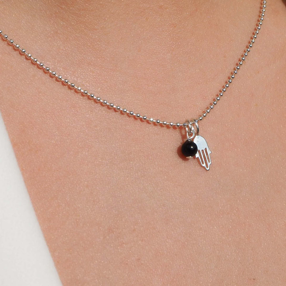 Halskette Kugelkette Silber mit Fatimahand und Edelsteinanhänger Turmalin. Edelsteinschmuck aus Salzburg Tiara Stones Turmalinkette turmalinschmuck anhänger TUrmalin schwarz