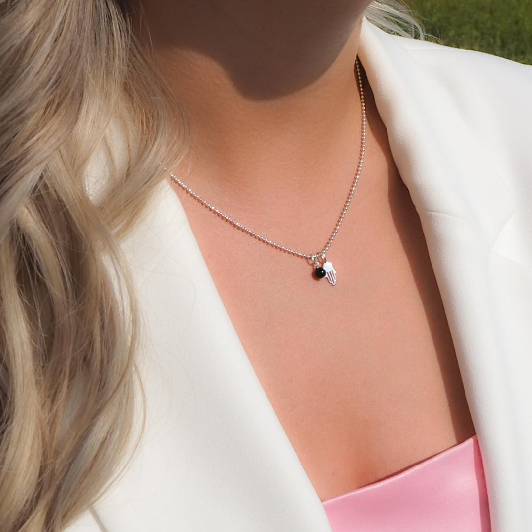 Halskette Kugelkette Silber mit Fatimahand und Edelsteinanhänger Turmalin. Edelsteinschmuck aus Salzburg Tiara Stones Turmalinkette turmalinschmuck anhänger TUrmalin schwarz