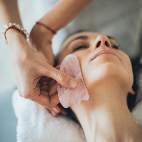 Rosenquarz Heilstein Wirkung Rosenquarz liebe- faceyoga rosenquarz massageroller gua sha stein gesicht gesichtspflege mit heilstein, Wie funktioniert Gua Sha mit Rosenquarz?

Gua Sha Workshop buchen Salzburg

Edelstein-Gesichtsmassage für straffe Haut

Selfcare Abend mit Edelsteinen

Rosenquarz Gua Sha richtig anwenden

Wirkung von Rosenquarz auf Haut und Seele
